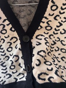 Lightweight Monochrome Leopard Top (Cropped Fit)