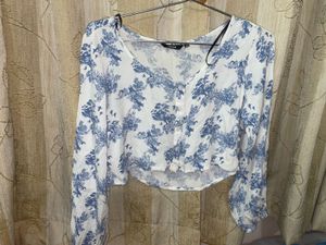 Chic Blue & White Floral Cropped. :Size L Bl
