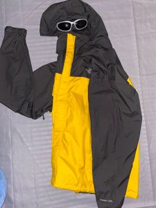 THE NORTH FACE YELLOW AND BLACK JACKET