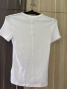 1. H&amp;M Cotton Fitted tshirt