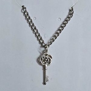 🗝 | Chic Silver Key Pendant Necklace