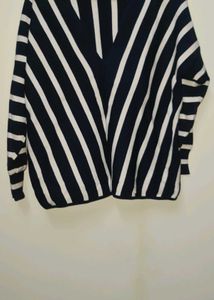 Chic Navy &amp; White Striped V-Neck Top