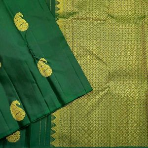 Elegant Green Saree with Paisley Motif
