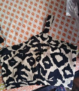 Stylish One-Shoulder Top with Bold Print