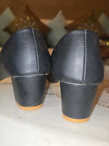 black pump heel sandals