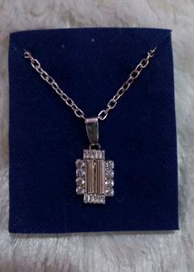 dainty neckpiece with shiny pendant