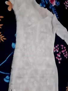 💕beautiful luckhnavi white floral kurti❤️