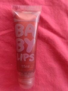 glossy shiny lip gloss