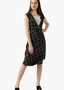 Chic Plaid Sleeveless Dress with Tie
