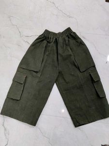 Olive Green Cargo Capris. .5 pockets