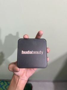 authentic Huda beauty easy bake