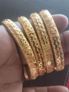set of four Gold Bangles Se