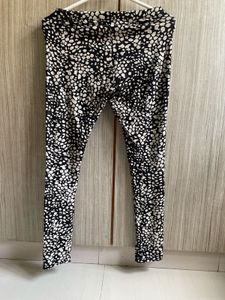 Stylish Black &amp; White Patterned Leggings