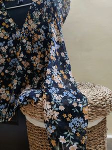 Brand Veromoda, Floral Print V-neck Top With Puffed Sleeves. Soft Material.