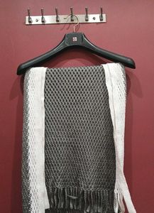 Stylish Grey & White Scarf🩶