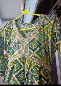 Green Geometric Print Kurta with Embellished Neckl