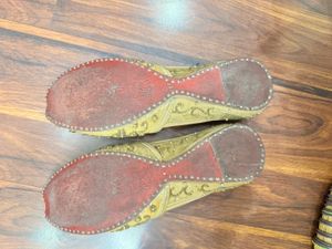 Embellished Ethnic Juttis for Women