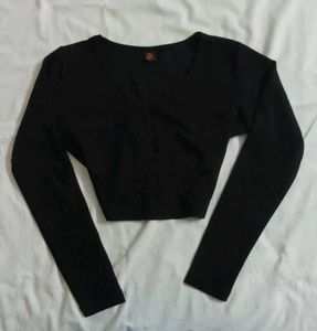 black v-neck long sleeve crop top