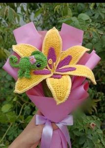 Handmade Crochet Flower Bouquet with Chameleon