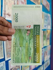 Madagascar 2000 Ariary Note💶Beautiful UNC , Rare