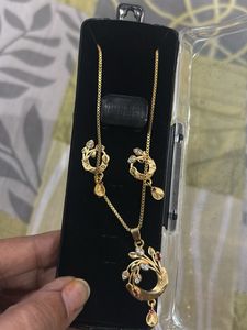 Elegant Gold Necklace and Earrings Set