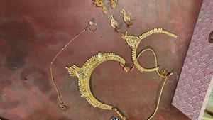 Elegant Gold Necklace &amp; Earring Set