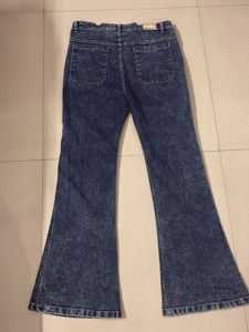 Trendy High-Waisted Flared Jeans – New
