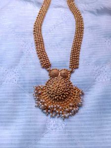 Elegant Gold-Tone Necklace with Pearl Accents 🪷