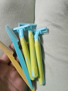 Pack of 3 bikini Razors nd face razor