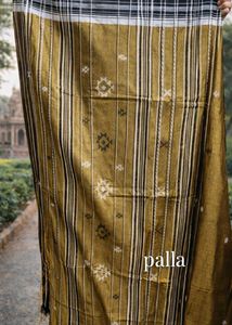 Elegant Gold Diamond Pattern Linen Zari Saree
