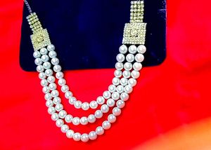 Elegant Pearl & Crystal Necklace