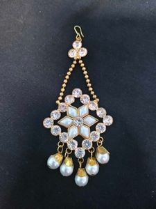 Elegant Gold-Tone Maang Tikka with Pearls