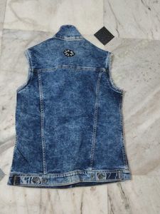 Stylish Sleeveless Denim Jacket with Patches