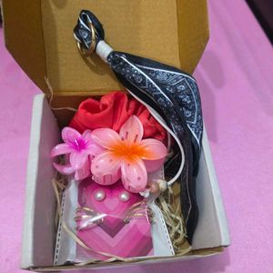 Cute gift box with 6 items