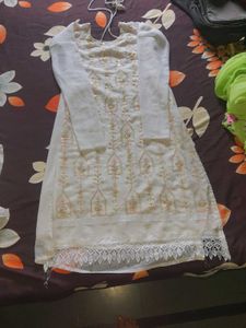 Elegant White Kurta with Intricate Embellishments