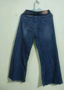 Wide Leg Cropped Jeans with Frayed Hem
