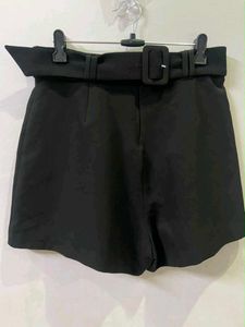 Chic Black Belted shorts