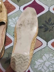Elegant Gold Juttis