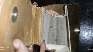 this is  weeding unique clutch