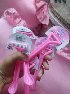 Pink 🩷 razors for light 🪒