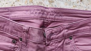 Cotton pant with slit at knee.