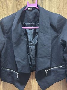 Chic Black Cropped Blazer