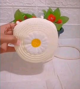 Charming Daisy Round Straw Crossbody Bag