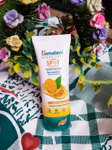 Himalaya Dark Spot Clearing Turmeric Face Scrub