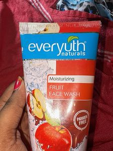 Everyuth Naturals Moisturizing Face Wash