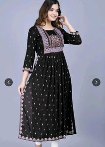Elegant Black Kurta with Intricate Embroidery