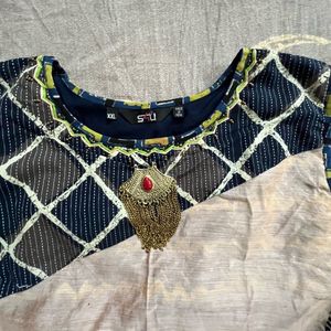 Stylish Sleeveless Kurti with Unique Pattern