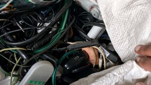 300-400 Mix Brand Neckband And Some Other Gadgets