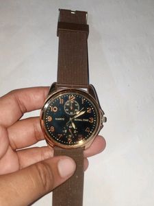 Men's ⌚ Brown Watch With Golden Dial.