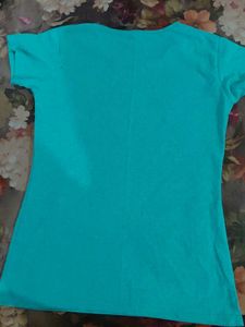 A turquoise/teal T-shirt